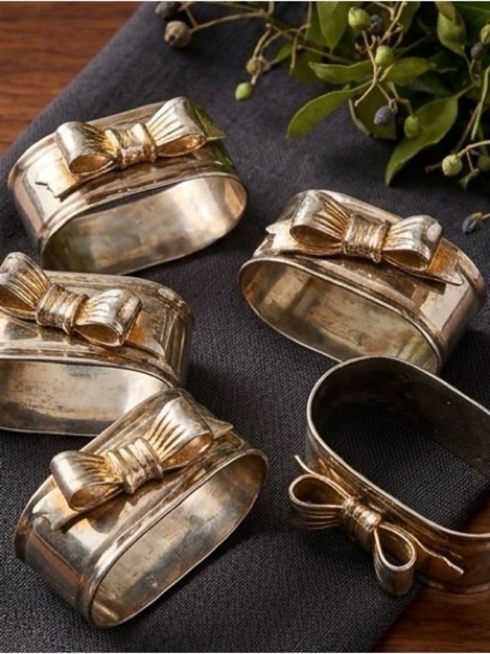Regal silver bow top metal 4 napkin rings Hollywood Regency table decor
